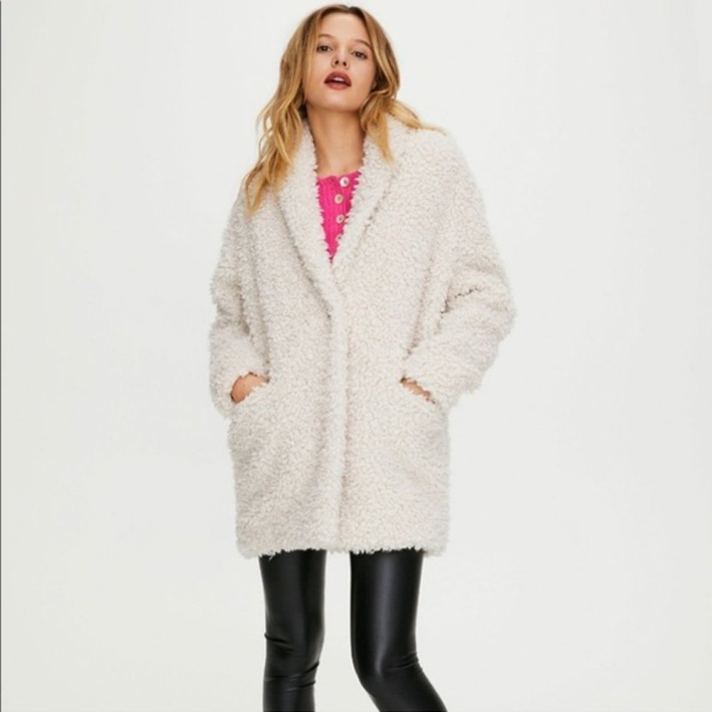 AN ANTONI & ALISON LABEL IVORY TEDDY COAT